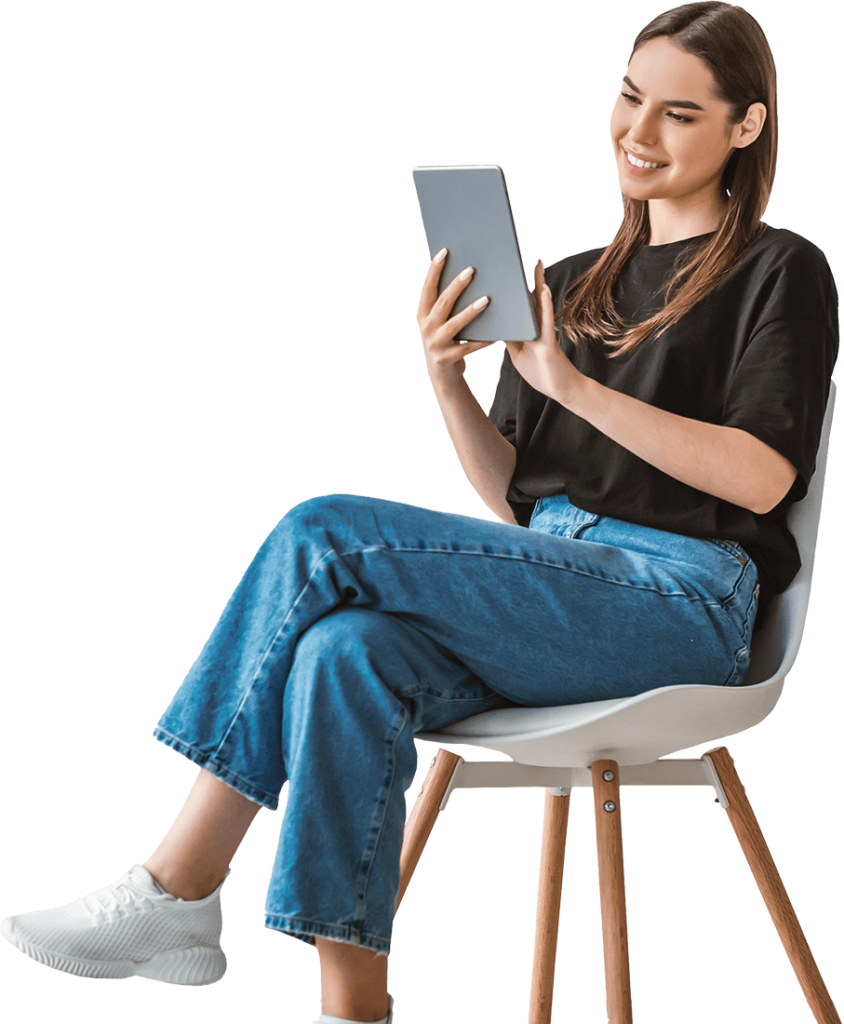 Junge Frau sitzt auf einem Stuhl und lächelt beim Lesen von Stellenanzeigen auf einem Tablet